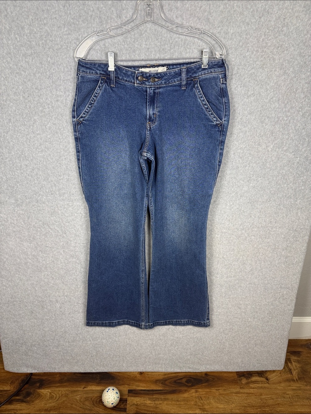 Hollister Women’s Low Rise Relaxed Boot Jeans Size 8R W29 Medium Wash Denim Y2K